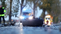 Slyos baleset: oszlopnak csapdott egy motoros Tttsn