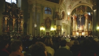 Verselnek s elcsendesednek a templomban
