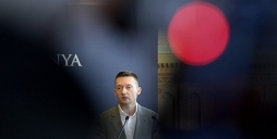 jra nyitva lesznek vasrnap a boltok, a kormny visszavonul