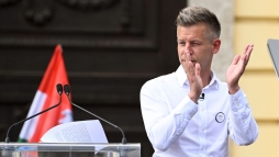 Magyar Pter csoportjban a mindenkire kiterjed sorkatonasg bevezetst tervezik