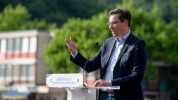Karcsony Gergely sokadik hsgeskjt teszi le Gyurcsny embere mellett (vide)