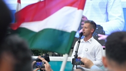 Szzmillikba kerlhet Magyar Pter orszgjrsa