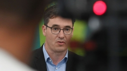 Forradalmrt jtszik Karcsony Gergely, plaktronglsba kezdett (vide)