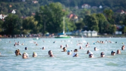 A szervezk idn is tzezernl tbb indult vrnak a Balaton-tszsra