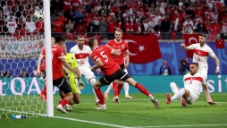 Demiral �lete meccs�t j�tszotta, T�r�korsz�g �sszet�rte az osztr�k �lmot