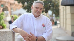 Szt�rokkal is dolgozott a p�csi edz�legenda fia, Garami Zsolt