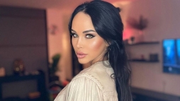 Ki tud itt a t�jra figyelni? S�fr�ny Emese kitette mindazt, amit csak bikinib�l ki lehet