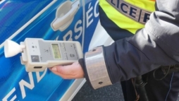 F�kez�s n�lk�l hajtott �t egy id�s gyalogoson a sz�guldoz� aut�s (vide�)