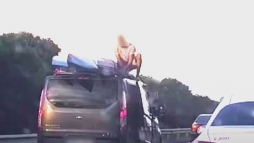 Menet k�zben m�szott az aut�ja tetej�re egy f�rfi, hogy megigaz�tsa a rakom�nyt