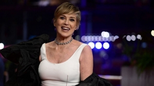 gy nz ki Sharon Stone 66 vesen, egy szl bugyiban