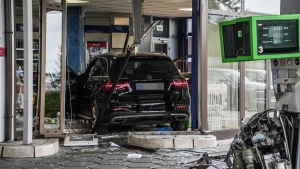 Lebontotta a benzinkutat egy 84 ves sofr, a shopban llt meg az autjval