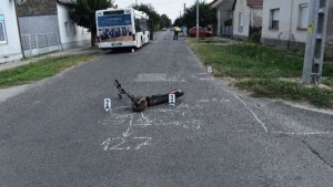 letveszlyes srlseket szenvedett egy tindzser, amikor rollerrel egy busznak tkztt
