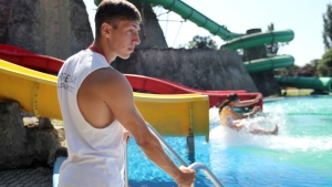 Kelend a dikmunka, sok fiatal dolgozna mg a nyron