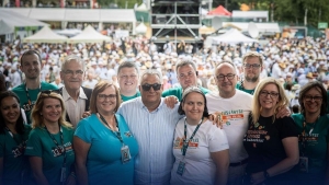 A nemzeti tbor csak a magasba emelt zszl al tud gylekezni (vide)