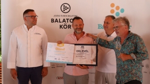 A Mess nyri kposzta lett az v strandtele a Balatonon