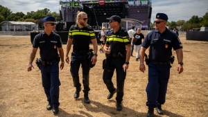 Holland rendrk is segtik a BRFK munkjt a fesztivlon