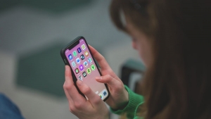 Mobiltelefont loptak el egy csaldi hz udvarbl
