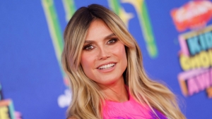 Ez tnyleg mersz: megmutatta csupasz melleit Heidi Klum (vide)