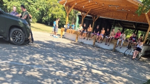 Megbilincselve vittk el az eladt a drogprevencis eladsrl