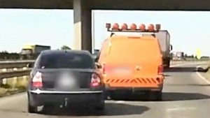 Elkpeszt! A rendrk utn egy kztkezel furgon sofrje is bntetfkezett az autplyn (vide)