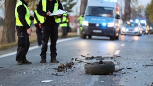 Fekete pntek: ketten meghaltak, tbben megsrltek, amikor kamion tkztt kisbusszal