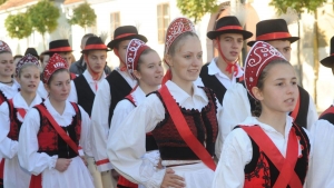 Npviseletbe ltzik a falu apraja-nagyja