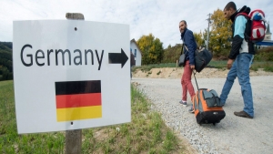 Felhbort trkkel trnek haza nyaralni a nmetorszgi menedkkr afgn migrnsok