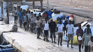 jra a magyar hatrt ostromoljk a migrnsok