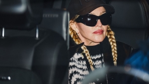 Egyre fiatalabb pasikkal jr a 66 ves Madonna, legjabb trfeja szinte az unokja lehetne