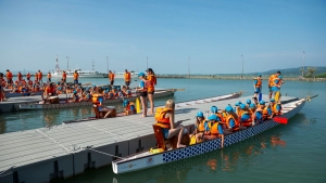 Mr kilenc mentmellnyllvny segti a Balatonban frdz gyerekeket