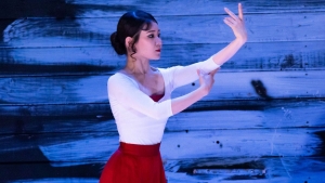 A frissen djazott Karin Iwata jra magra lti ikonikus szerept