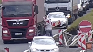 Annyira elgurult a gygyszere kt sofrnek, hogy a forgalomban estek egymsnak az autplyn