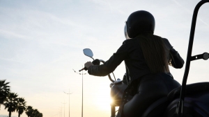 Megdbbent baleset: lereplt a buksisak a motoros fejrl (vide)