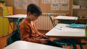 Iskolai mobiltelefon-szablyozs: a nemzetkzi pldkhoz igazodva szletett a dnts