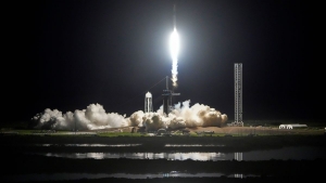 Egy millirdos teszteli az j rruhkat a SpaceX Crew Dragonnal