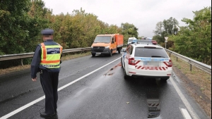 Szalagkorltnak tkztt egy aut a 66-os ton Mnfnl