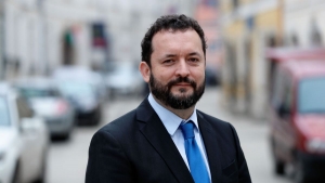 Sztrszakcs rkezik Pcsre, bemutatja, hogy kerl magyar kolbsz az olasz pizzra
