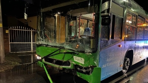 Aut s busz karambolozott Pcsen, egy embert ki kellett szabadtani