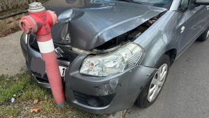 Tzcsapnak hajtott egy aut, vlheten egy msik jrm kilkte a svjbl (kpek)