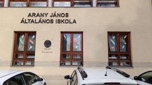 Kirgtk azt a nyrmeggyesi tanrt, aki a dikjait szgyentette