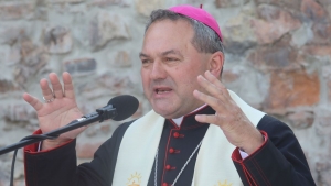 A pcsi megyspspk beszlget s krdez a knyvbemutatn