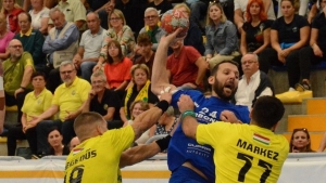 Megszorongatn a Koml a Tatabnyt