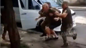 Ukrajnban elviselhetetlen az let, a knyszersorozsok miatt a frfiak sehol sincsenek biztonsgban (vide)