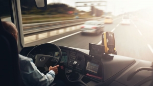 Megdbbent: a szalagkorlthoz prselte az autt egy busz az M0-son (vide)