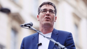 Karcsony Gergely idhzsra jtszik