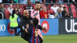 Hatalmasat sprintelt Messi testre, hogy megvdje munkaadjt egy kisgyerektl (vide)