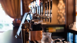 R�m�lom: tiszt�t�szer volt az alkoholos �vegekben, t�bb embert k�rh�zba vittek