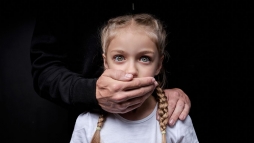 �t�ves unokah�g�t rontotta meg egy magyar f�rfi