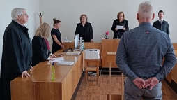 Nem megy b�rt�nbe a buszsof�r, aki miatt meghalt a forr� buszban a kis Inez