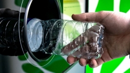 Hivatalos: nem b�nteti a rend�rs�g azt, aki kiveszi a kuk�b�l �s visszav�ltja a m�anyag palackokat